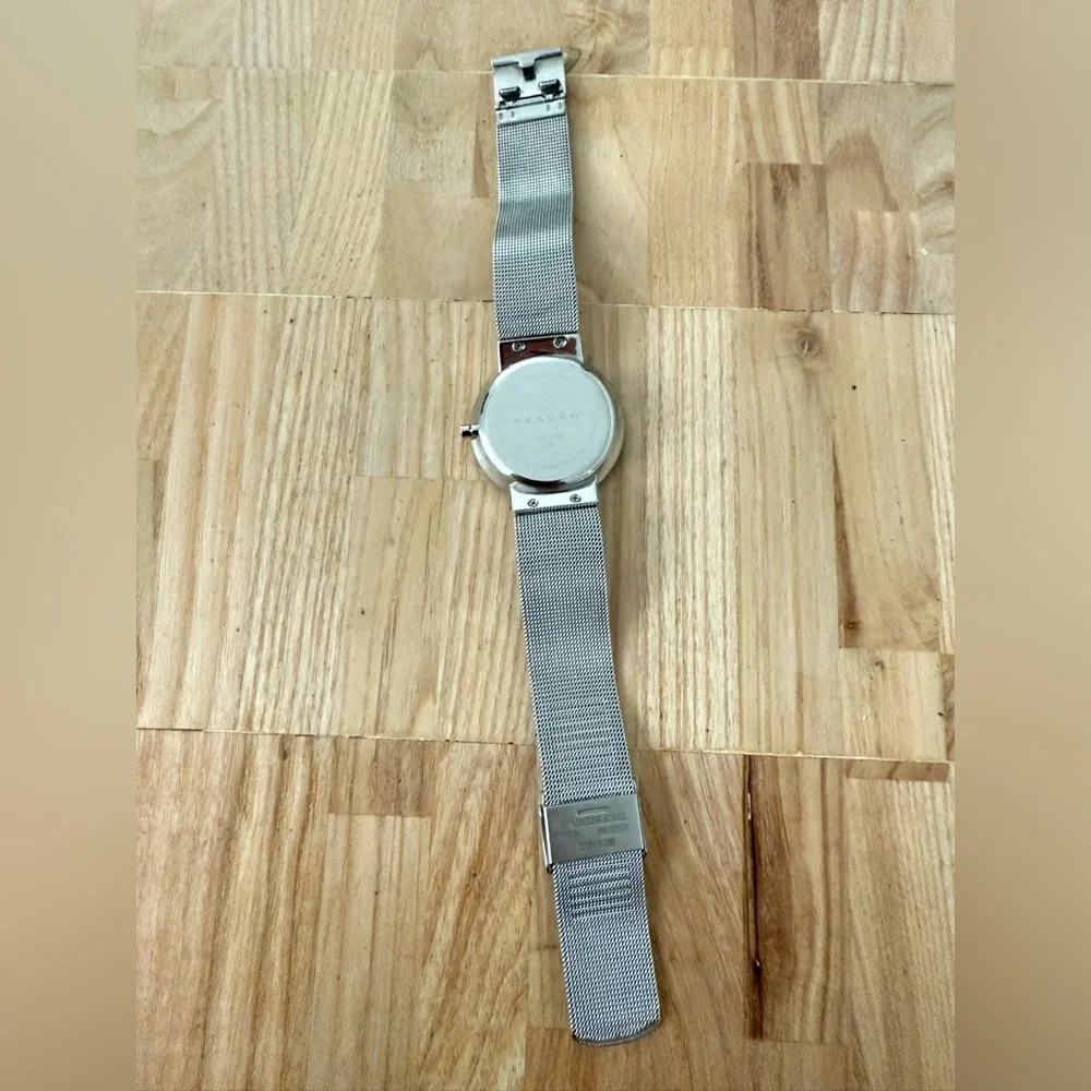 Skagen ladies steel Leonora faceted glass watch NEW BATTERY